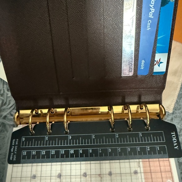 Louis Vuitton - Picture 12 of 17